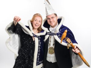 Nick I - 2025 Preens: Nick Brils Prinses: Nadih Stultiëns Orde van de Lurpluuj Devies: Gae gaotj 't belaeve, vae same, alles gaeve!